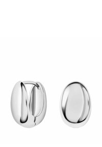 Srebrne kolczyki o gładkim, błyszczącym wykończeniu, w zaokrąglonym, owalnym kształcie i z zawiasowym designem zapewniającym bezpieczne zapięcie.