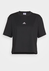 Svart kortärmad tröja med ribbad textur och en liten vit Adidas-logotyp i mitten. Rät fåll, rund halsringning.