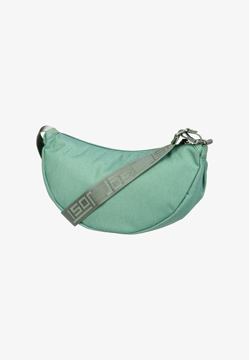 Sac bandoulière en forme de croissant vert clair avec une sangle grise ajustable et une fermeture éclair sur un fond blanc.