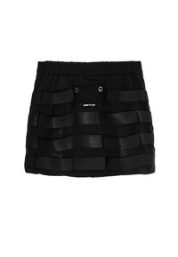 Falda negra con un diseño texturizado y pliegues horizontales. Cintura elástica y parche con ojales etiquetado como "MWW Design."