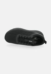 Scarpa sportiva nera con tomaia in rete, chiusura con lacci e colletto imbottito. Presenta una suola testurizzata e un marchio sulla linguetta e sul tallone.