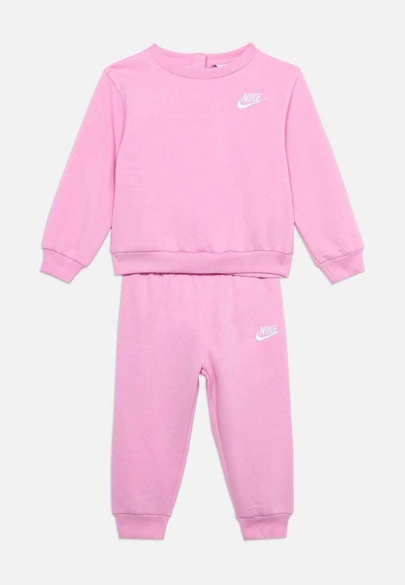 Ροζ παιδικό σετ φούτερ και φόρμας Nike με λευκό λογότυπο στο στήθος και στο μπούτι, με ριμπ μανσέτες και ζώνη μέσης.