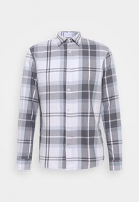 Camicia a maniche lunghe con bottone, caratterizzata da un ampio motivo a quadri grigi e bianchi e colletto a punta, esposta su uno sfondo neutro.