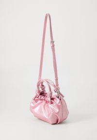 Borsa metallizzata rosa con design arricciato e doppi manici superiori. Presenta una tracolla regolabile e removibile e una texture liscia.