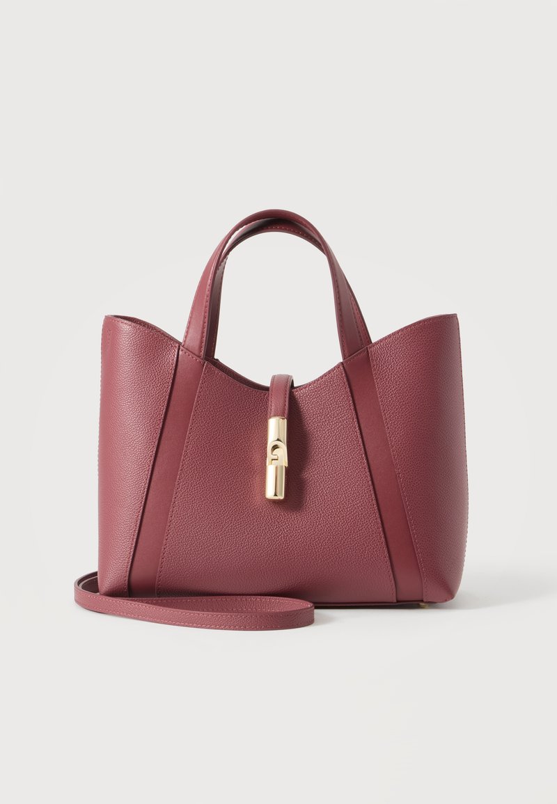 Sac à main en cuir texturé couleur bordeaux avec double poignées, une longue bandoulière et une fermeture à boucle dorée à l'avant.