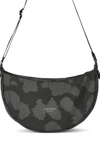 Geantă crossbody din material textil negru, cu o formă semi-circulară, având un model abstract subtil și un logo care inscripționează "LARKSON HAMBURG."