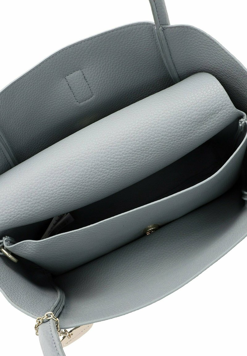 Sac à main en cuir gris avec une surface texturée, comportant un compartiment central et deux poches latérales, fermé par un bouton doré.