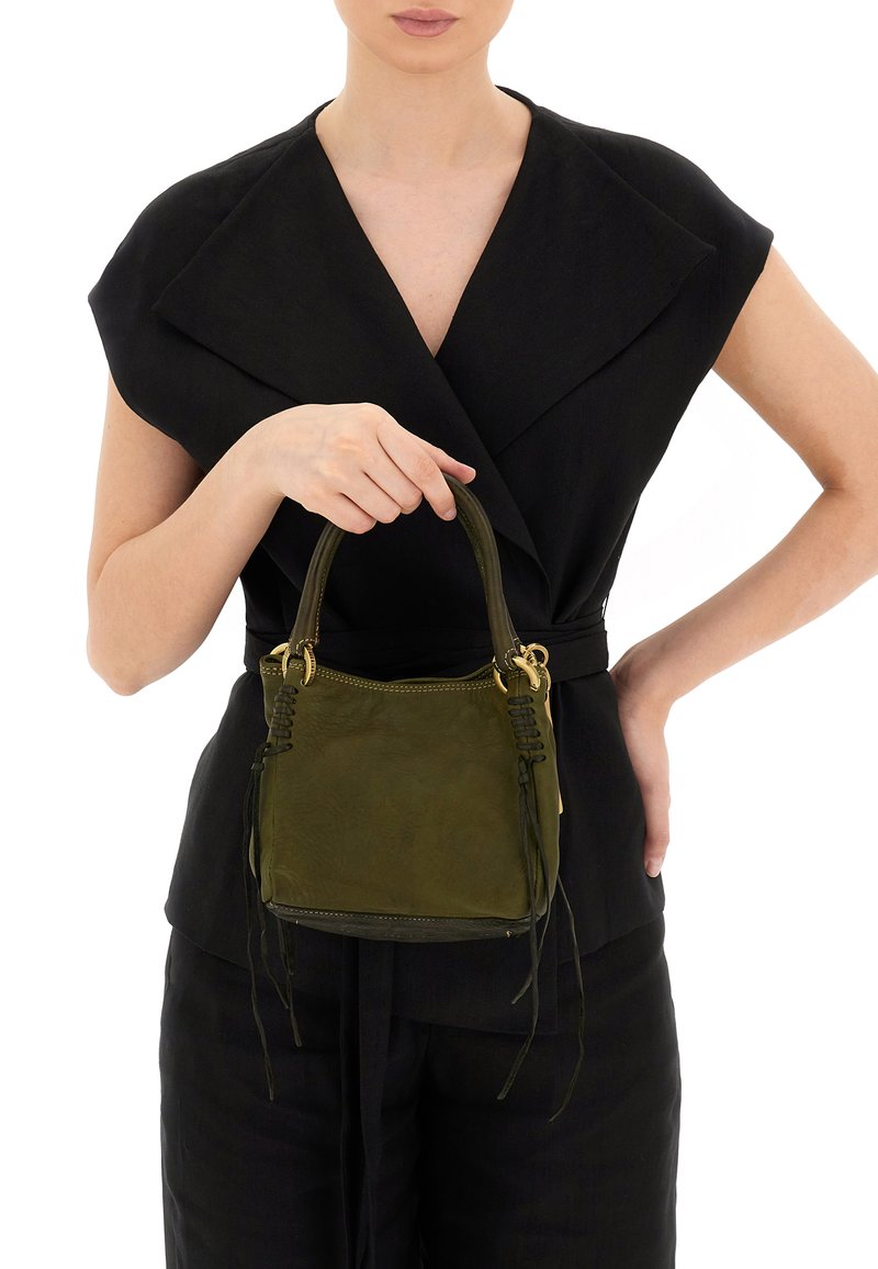 Borsa in pelle verde oliva con una forma strutturata, dotata di dettagli in oro, accenti intrecciati e due manici corti.