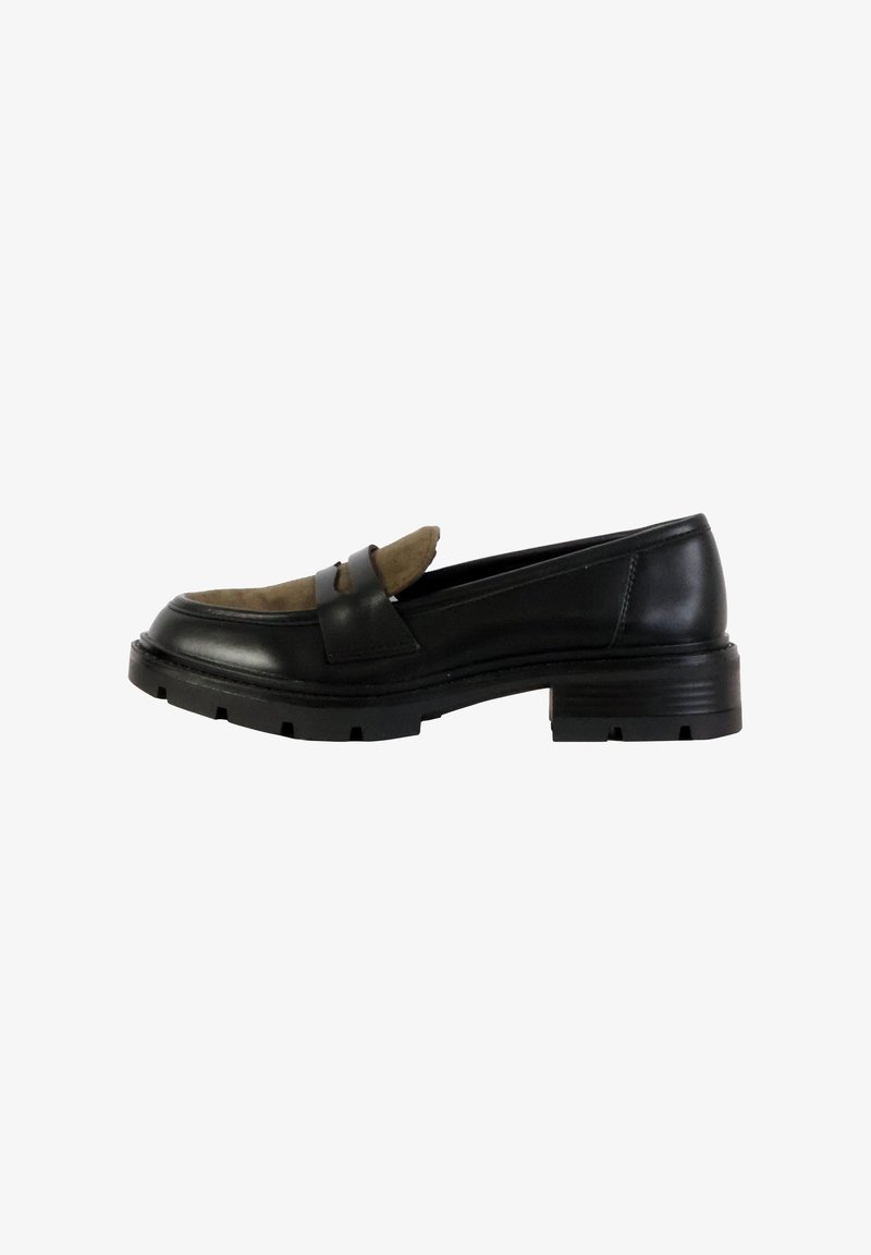 Mocassins en cuir noir avec un accent en suede marron texturé, bout rond, semelle plate en caoutchouc et sangle décorative sur le devant.