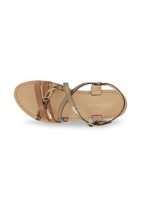 Sandal de cuero marrón con correas de estampado dorado y animal. Presenta una plantilla lisa con costuras visibles y una hebilla de metal para ajuste.