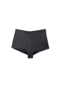 Shorts noirs taille haute avec une texture lisse, une fermeture éclair sur le côté et des clous dorés sur le waistband pour le détail.