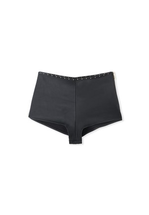Hoch taillierte schwarze Shorts mit glattem Material, seitlichem Reißverschluss und goldenen Nieten entlang des Taillenbundes für zusätzlichen Charme.