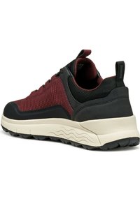 Sneaker low-top con rete bordeaux, sovrapposizioni sintetiche nere, suola chunky beige e linguetta nera sul tallone, angolato per mostrare il lato e il retro.