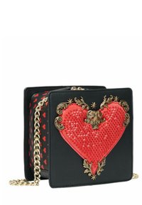 Borsa a tracolla nera rettangolare con design a cuore rosso decorato con strass, arricchita da hardware dorato e una tracolla a catena. La fodera interna presenta un motivo a cuori.