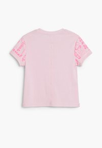 Rosa ribbet kortærmet t-shirt med mønstrede ærmer. Stoffet er blødt og har dristige logo-tryk i et kontrasterende pink design på skuldrene.