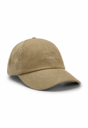 Beige fløjls baseballkasket med buet skygge og diskret "HUGO" broderi på fronten, vist mod en hvid baggrund.