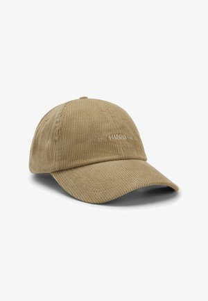 Casquette de baseball beige en velours côtelé avec une visière courbée et une broderie discrète "HUGO" à l'avant, présentée sur fond blanc.