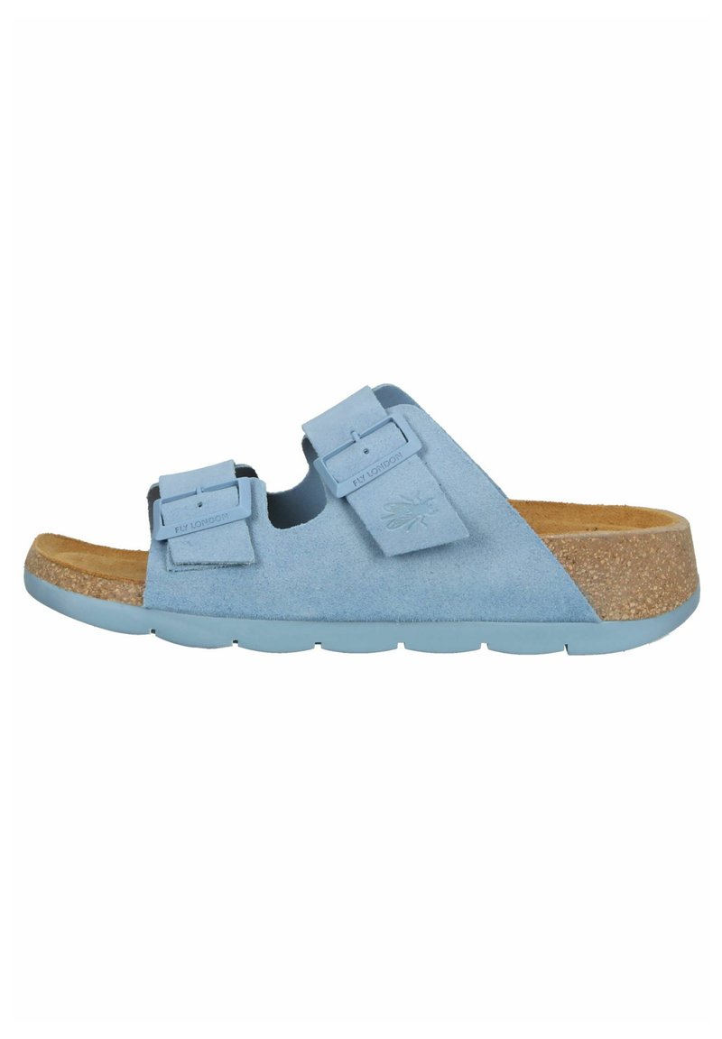 Sandalo a scivolo in suede azzurro chiaro con due cinturini regolabili, una soletta in sughero e una suola in gomma testurizzata.