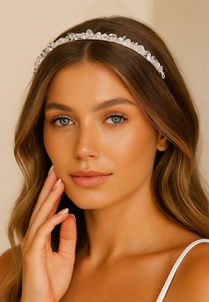 Transparante kristallen haarband met een delicaat kralenontwerp, met een symmetrische vorm en een gladde textuur, weergegeven tegen een lichte huid.