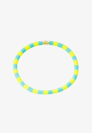 Bracelet élastique avec des perles plates rondes alternées jaunes et bleu clair, avec une petite fermeture en or gravée d'une colombe.
