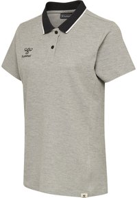 Grå polo skjorta i mjukt tyg med en kontrasterande svart krage. Har en liten logotyp, två knappar och en rundad nederkant.