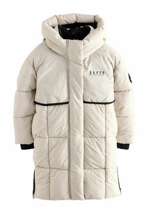 Abrigo de plumas beige con cuello alto, diseño acolchado, detalles en negro y logo en el pecho. Cuenta con bolsillos laterales con cremallera y un ajuste holgado.