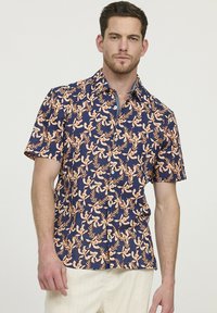 Korte mouwen marineblauwe shirt met een bloemenpatroon in koraal en room. Knopsluiting op de kraag en lichtgewicht stof. Regular fit met frontknopen.