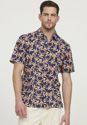 Korte mouwen marineblauwe shirt met een bloemenpatroon in koraal en room. Knopsluiting op de kraag en lichtgewicht stof. Regular fit met frontknopen.