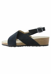 Sandale compensée en daim noir avec une conception à brides croisées, boucle réglable et semelle en liège texturé. Présente une légère hauteur de plateforme pour un meilleur soutien.