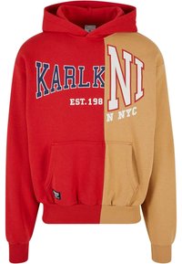Červená a béžová farebná blokovaná mikina s klokankou, s odvážnym textom "KARLK" a "NI NYC" v kontrastných farbách a s kapucňou so šnúrkou.