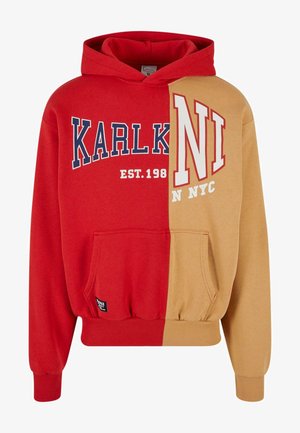 Sarkans un bēšs krāsas hoodie ar kanguru kabatu, kas iezīmēta ar izteiksmīgu tekstu "KARLK" un "NI NYC" kontrastējošās krāsās, kā arī ar regulējamu kapuci.