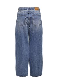 Jean en denim bleu à jambes larges vu de dos avec deux poches arrière et une étiquette de marque en cuir sur la ceinture.