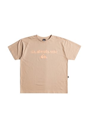 Beige pamut póló rövid ujjakkal, amelyen egy feltűnő narancssárga "Quiksilver" logó és egy kis embléma található a bal alsó oldalon.