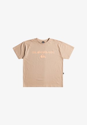 Beige katoenen t-shirt met korte mouwen, met een opvallend oranje 'Quiksilver' logo en een klein embleem aan de onderzijde aan de linkerkant.