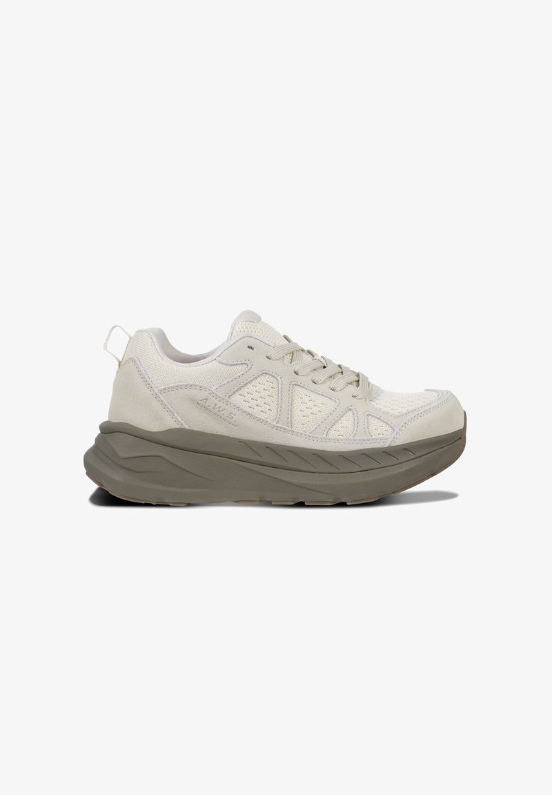 Beige sportschoenen met een gestructureerd bovenwerk, meshpanelen en een chunky grijze middenzool. Voorzien van veters en een trekklepje aan de achterkant voor gemakkelijk aan- en uittrekken.