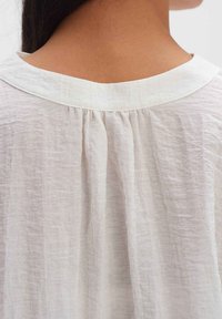 OPUS KURZARM FLANDRA - Bluse - milk