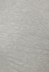 Tecido ribbed cinza claro, textura suave, vista em close, apresentando linhas finas e um brilho subtil, padrão uniforme por todo o tecido.