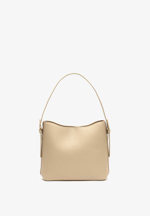 Bolso de hombro de cuero beige con una parte superior curvada, base plana y una única correa ajustable. Textura suave sin hardware adicional ni patrones.