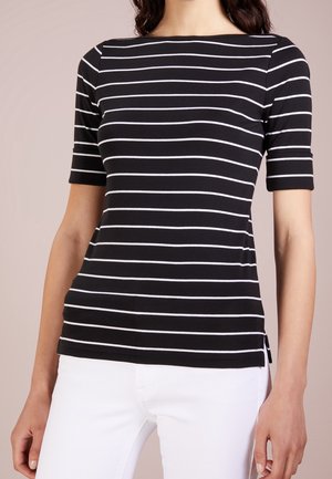 Czarna i biała bluzka w paski z krótkimi rękawami, z dekoltem w łódkę i bocznymi rozcięciami dla swobody ruchów. Miękka tkanina, dopasowany krój.