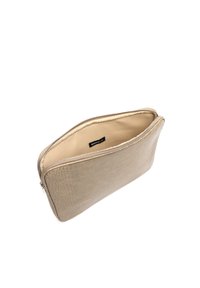 Beige faux læder clutch med krokodillemønster, lynlås lukning og blød beige indvendig for. Slank rektangulær form med glatte kanter.