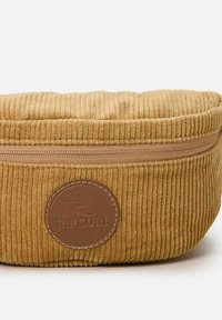 Hellbraune Cordura-Hüfttasche mit Rei�ßverschluss und rundem Lederaufnäher, auf dem das Rip Curl-Logo geprägt ist.