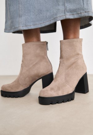 ZIP BOOT - Členkové čižmy na vysokom opätku - fossil/black