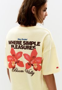 PULL&BEAR FLOWER GRAPHIC - T-shirt imprimé - light yellow