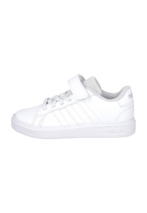 Zapatilla blanca con parte superior de cuero liso, detalles en gris, tira de velcro ajustable y suela de goma. Tres franjas horizontales en el costado.