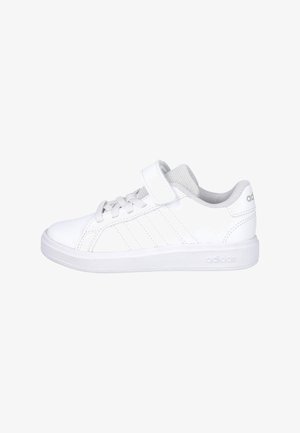Zapatilla blanca con parte superior de cuero liso, detalles en gris, tira de velcro ajustable y suela de goma. Tres franjas horizontales en el costado.