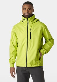 Chaqueta impermeable de un brillante verde lima con capucha, cremallera frontal y dos bolsillos laterales. Presenta un bolsillo en el pecho y puños ajustables.