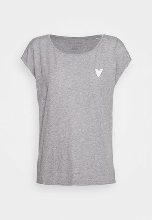 Jasnoszara damska koszulka z krótkim rękawem, z okrągłym dekoltem i małą białą grafiką serca na lewej piersi.