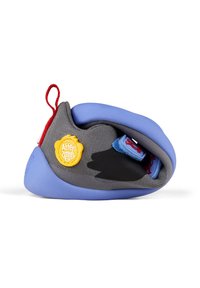 Zapato de escalada con una parte superior texturizada en gris, suela de goma azul, tirador rojo y un emblema amarillo en el lateral. Diseñado para la flexibilidad.