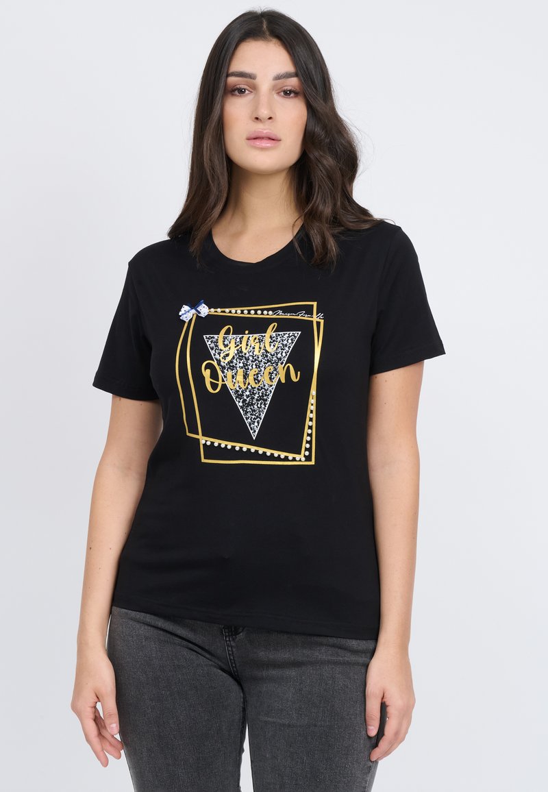 Camiseta de algodón negra con un diseño gráfico que presenta un triángulo y el texto "Chica Reina" en dorado, acentuado con perlas blancas y un lazo azul.