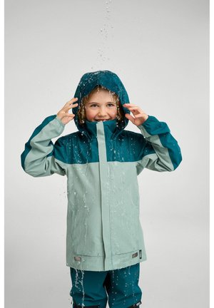 Türkis-grüne und hellgrüne wasserdichte Jacke mit Kapuze, ausgestattet mit einem Reißverschluss vorne, langen Ärmeln und Wassertropfen, die am Stoff herabfließen.